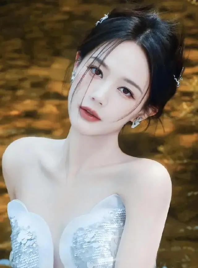 李一桐三年主演十四部剧，北舞科班出身持续输出古偶与现实题材 资讯配图